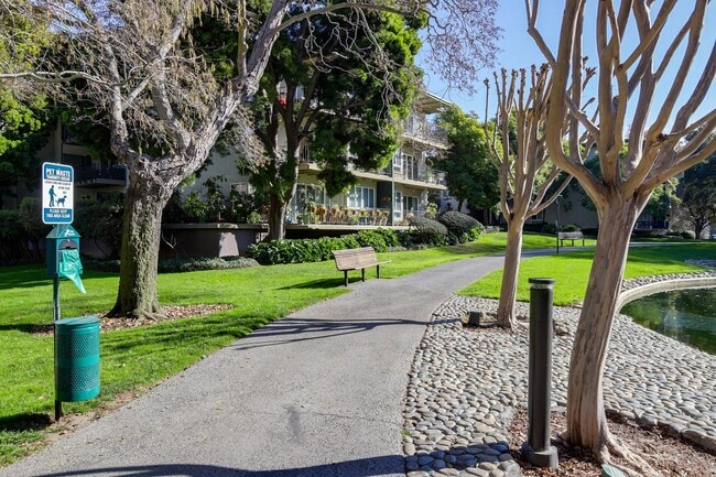 Building Photo - 1 Bed / 1 Bath pet friendly condo with parking in beautiful San Mateo. YouTube Tour!