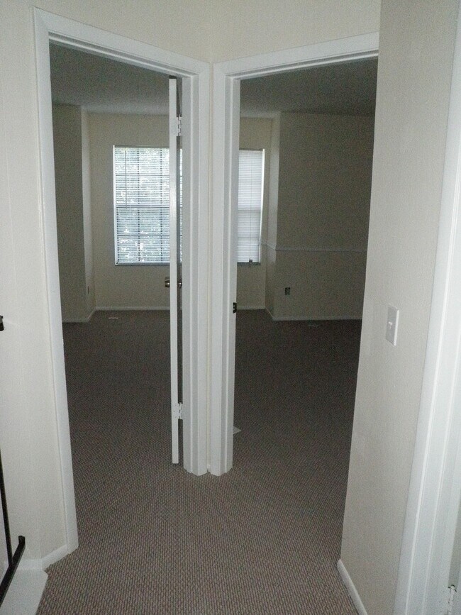 Building Photo - 862 Commonwealth Ct