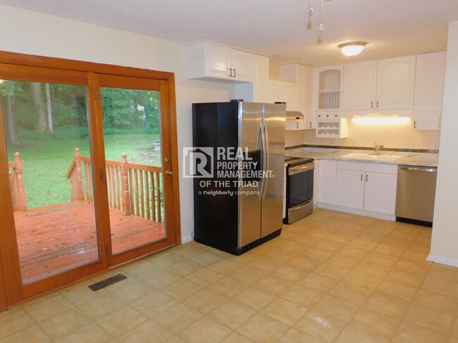 Building Photo - Charming 3 Bedroom/1.5 Bath in Browns Summ...