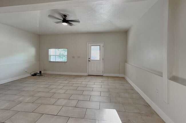 Building Photo - 3801 1/2 W Palmira Ave