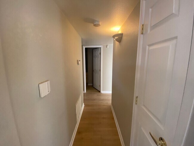 Building Photo - Nice 2 bedroom Condo right on the border o...
