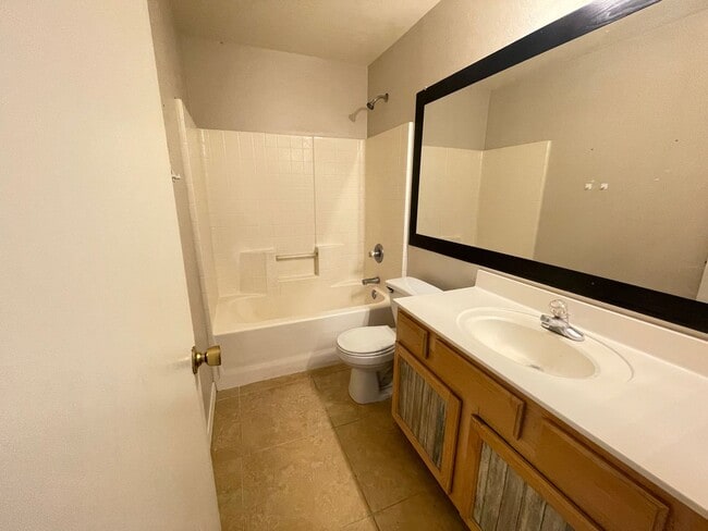 Building Photo - Location, Location, Location Gilbert 3+Den, 2 Bath, 2CG.