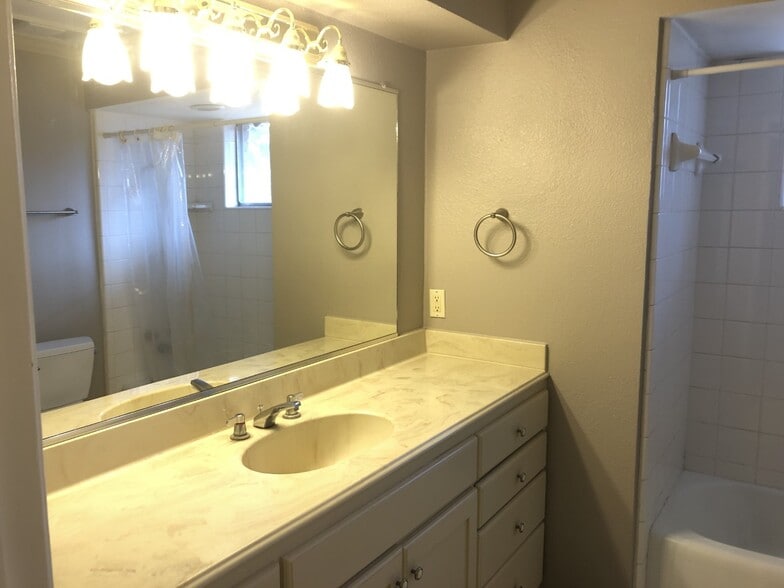 Hall bathroom - 2927 Lawrence St