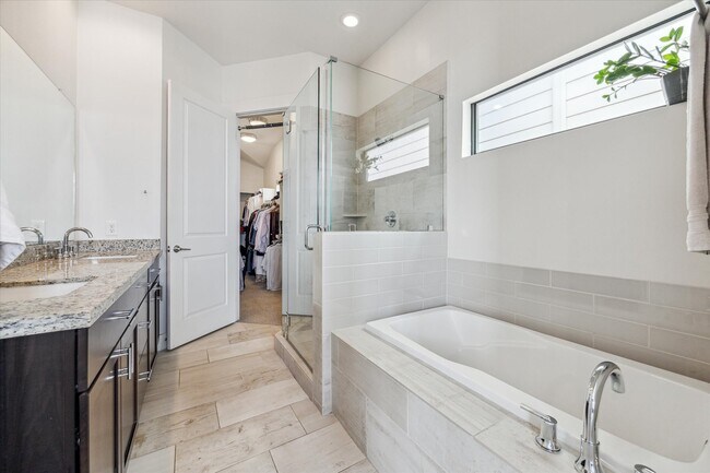 Building Photo - 2118 Sabine St