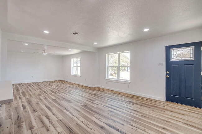 Building Photo - 521 Mesquite Ave N