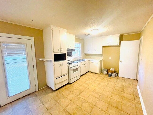 Building Photo - ** 3 bed 2 bath located off perry hill ** ...