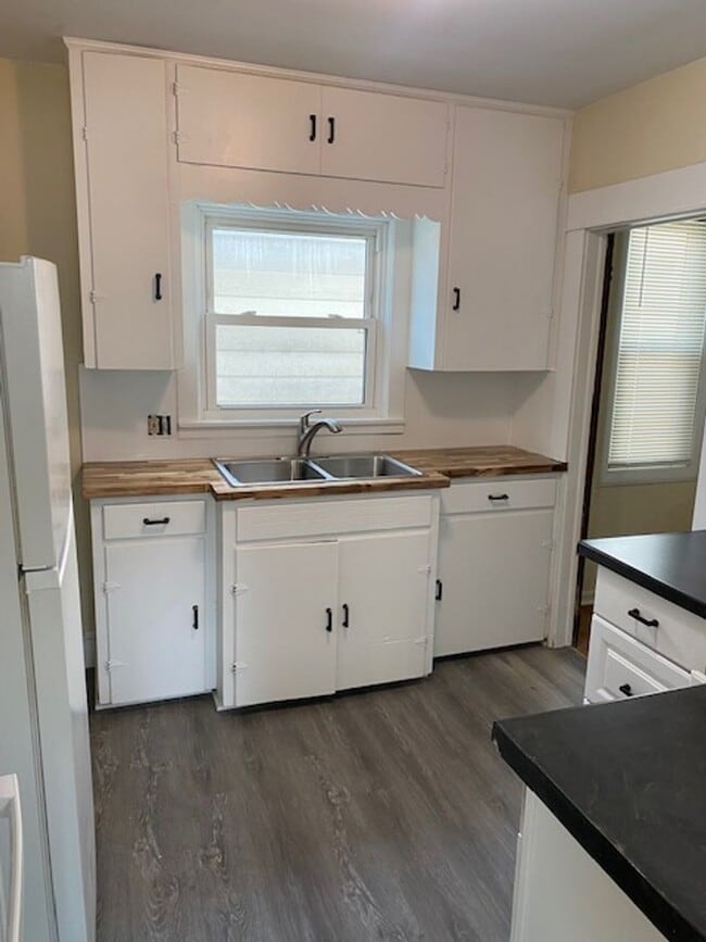 Primary Photo - Spacious and beautifully remodeled 5 bed 2 bathroom home