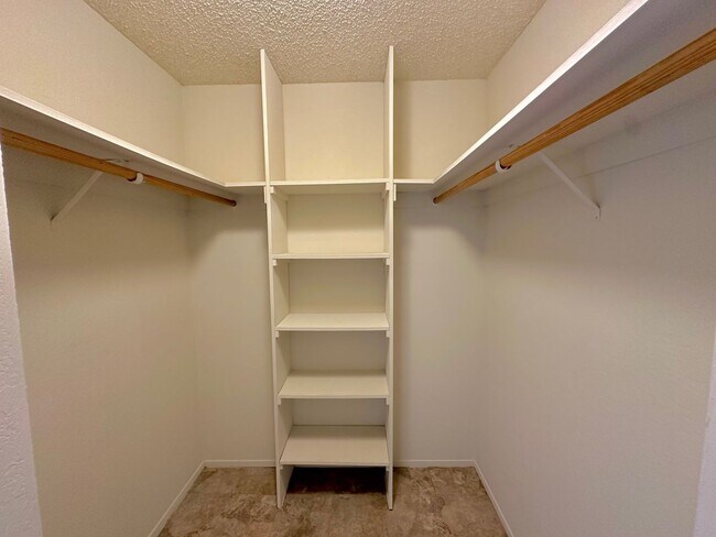 Building Photo - $500 OFF FIRST MONTH RENT - 1 Bed 1 Bath Available in Watergate Complex of Emeryville!!!