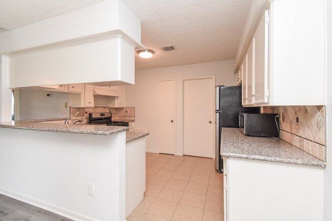 Building Photo - 22743 Red River Dr