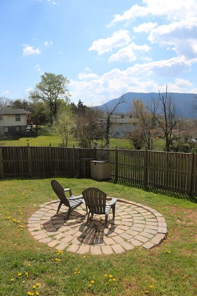 Building Photo - 440 Pleasant View Dr