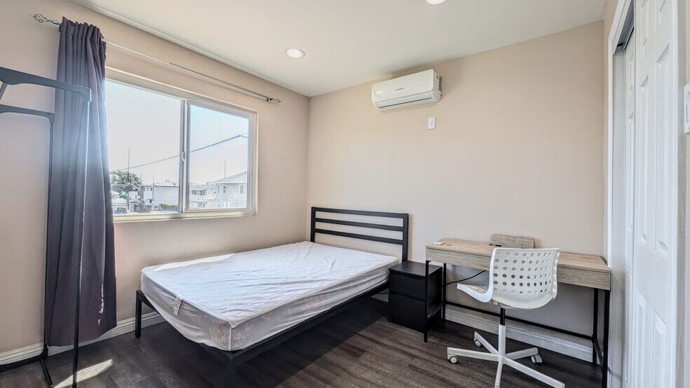 Building Photo - 1299 W 37th Dr