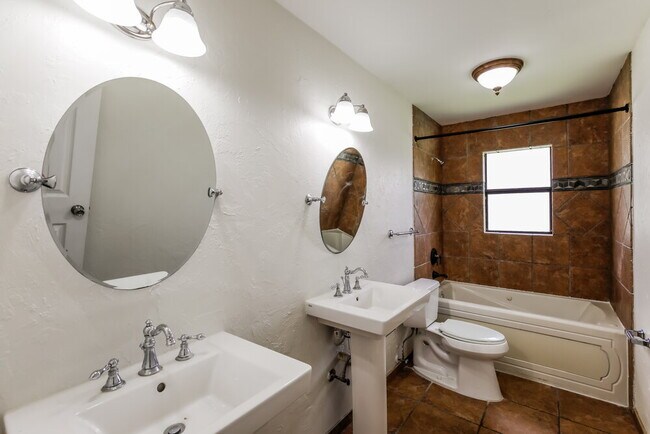 Building Photo - 13700 Exotica Ln