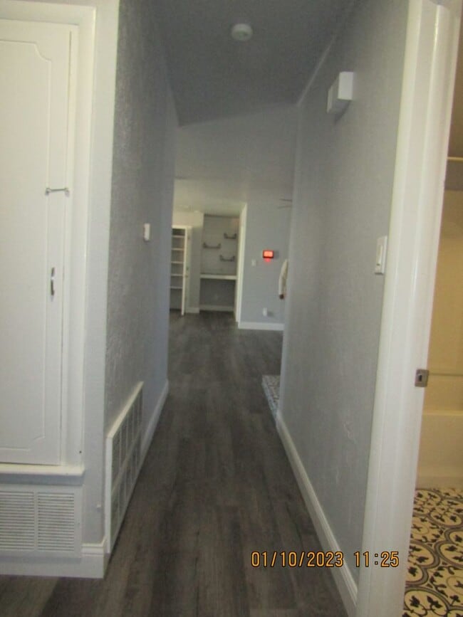 Building Photo - Great home located on the eastside, walking distance to MacArthur Schools.