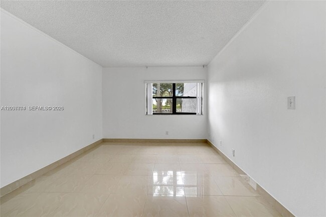 Building Photo - 200 Lakeview Dr
