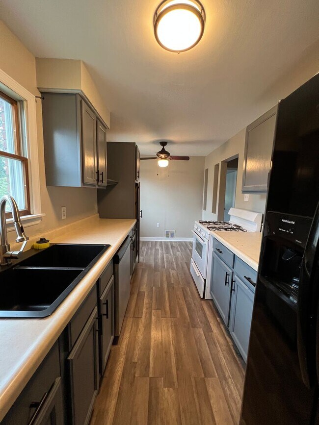 Building Photo - Newly Updated 3 Bed, 2 Bath Home on a Quiet Street in Brentwood- Available 7/15!