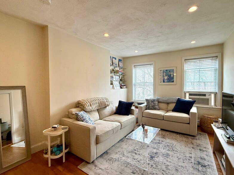 Building Photo - 631 Tremont St