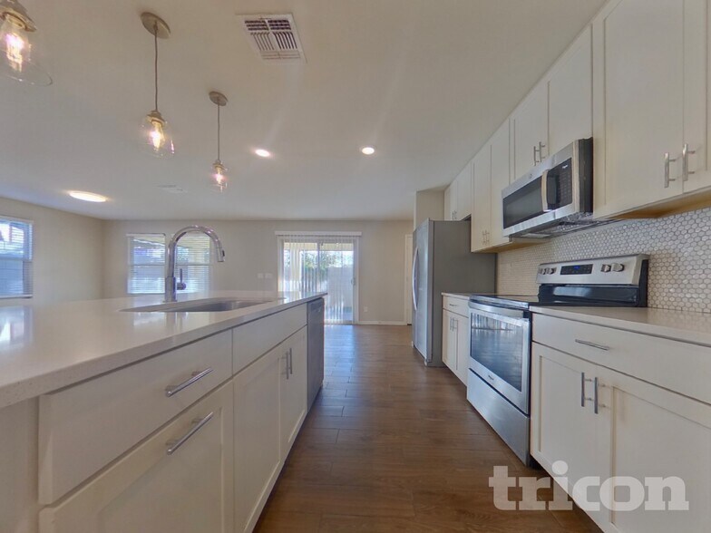 Building Photo - 11641 N 165th Ln