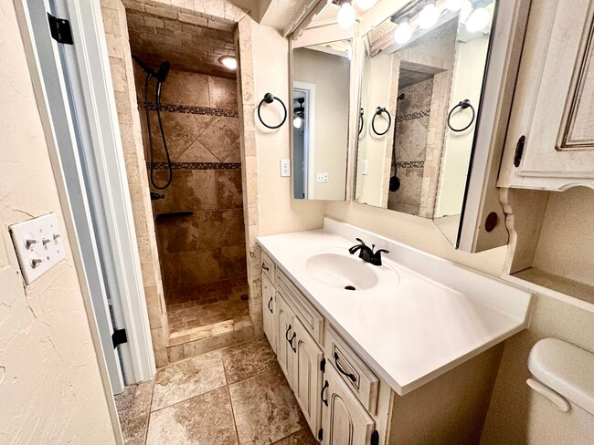 Building Photo - Spacious three bed home in Moore