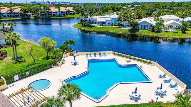 Building Photo - 16997 Waterbend Dr