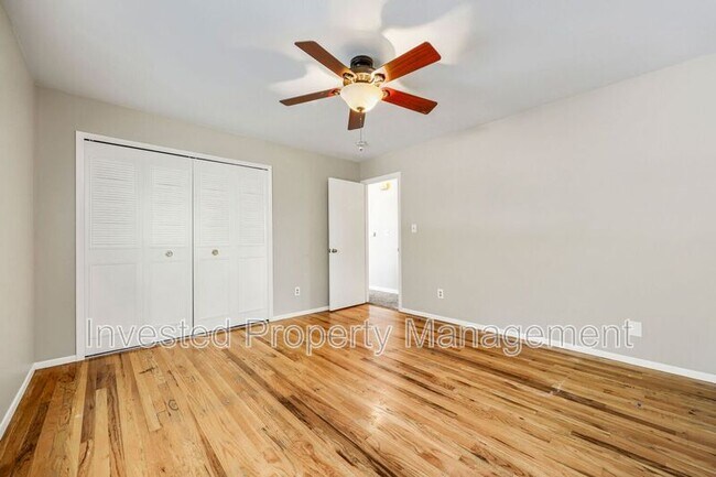 Building Photo - 403 Elmwood Dr