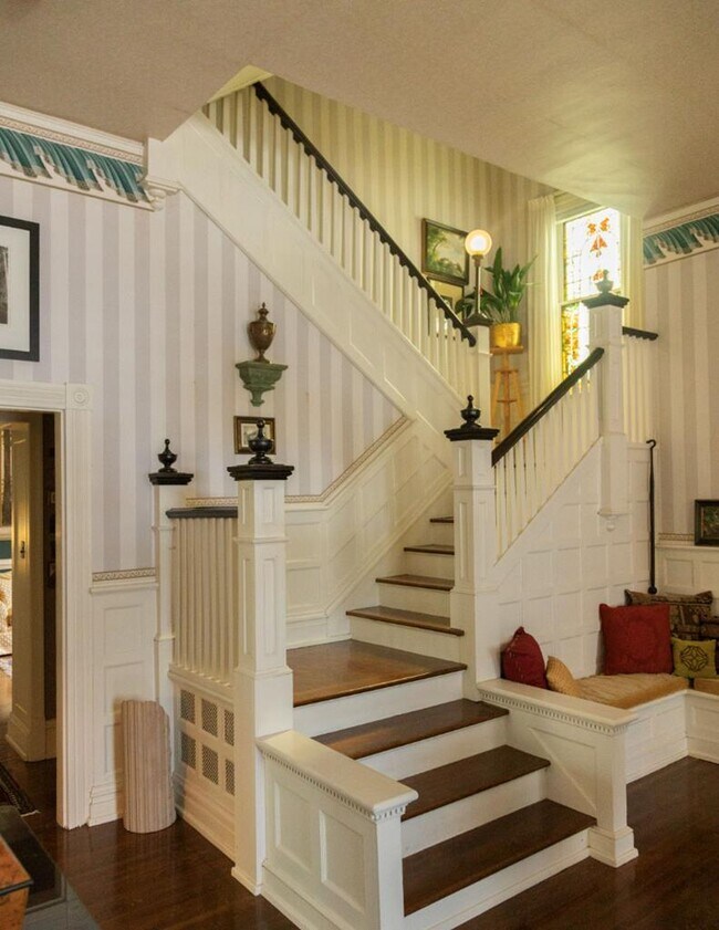 Building Photo - 349 W Main St