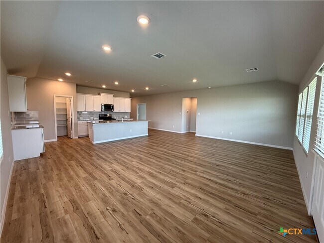 Building Photo - 554 Blue Stem Rd