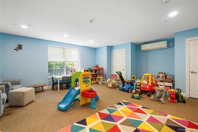 Building Photo - 10 Byron Pl