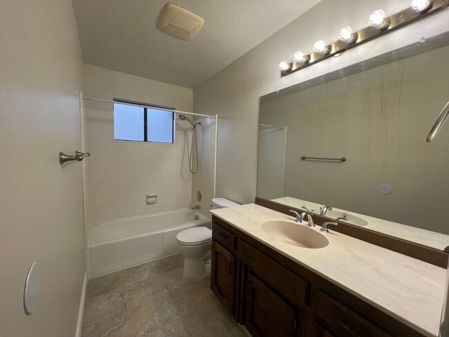 Building Photo - Single story home located in Lakewood Elementary School District!