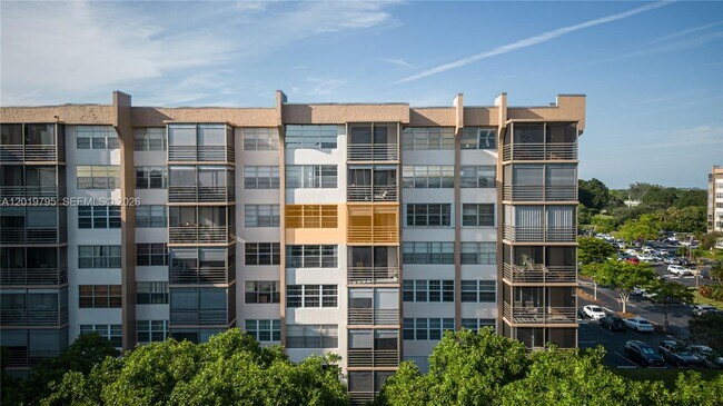 Building Photo - 1100 St Charles Pl