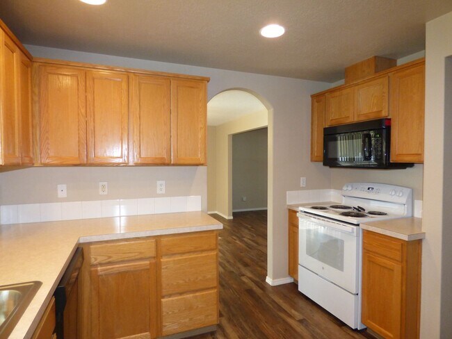 Building Photo - 3 bed 2.5 bath House in Stayton!! Close to...