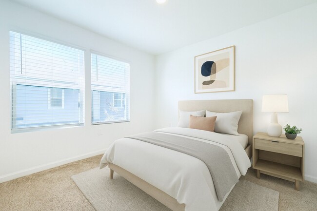 Building Photo - Move-In Ready Townhome with Spacious Layou...