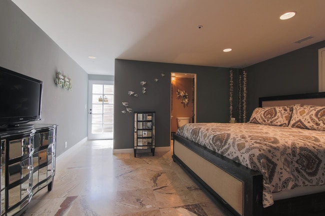 5th Bedroom on grnd Floor - 2281 Cambridge Ave