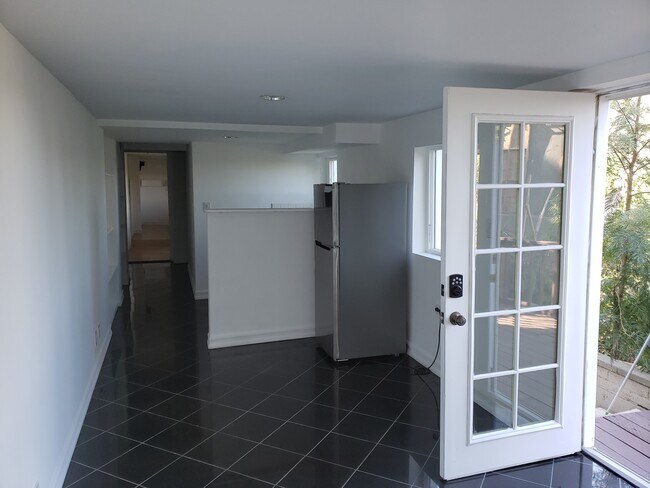 Building Photo - 960 N Tigertail Rd