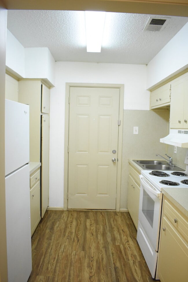 Building Photo - Updated Duplex in a Wonderful Central Loca...