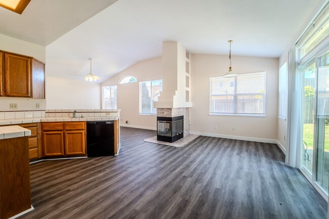 Building Photo - $200 OFF MOVE IN PRICE