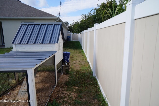 Building Photo - 153 Oakcrest Ave NE