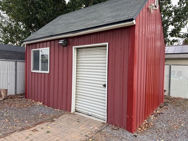 Building Photo - Spacious 5-Bedroom Home in Clinton!