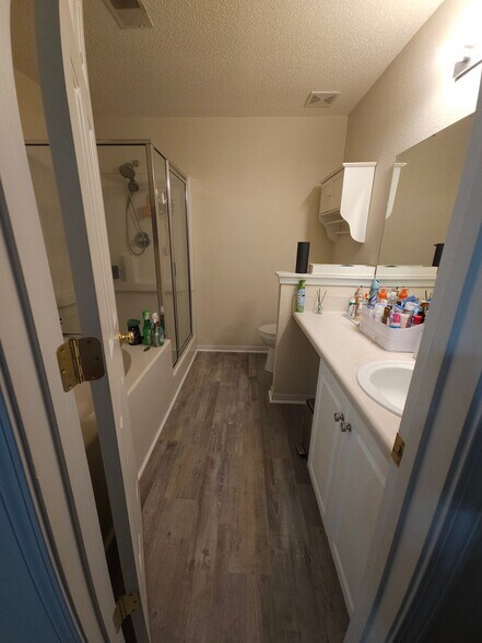 Building Photo - 109 Hardwood Dr