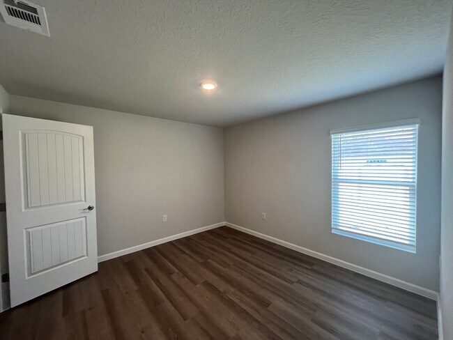 Building Photo - Beautiful 4 Bedroom Home with Huge yard!