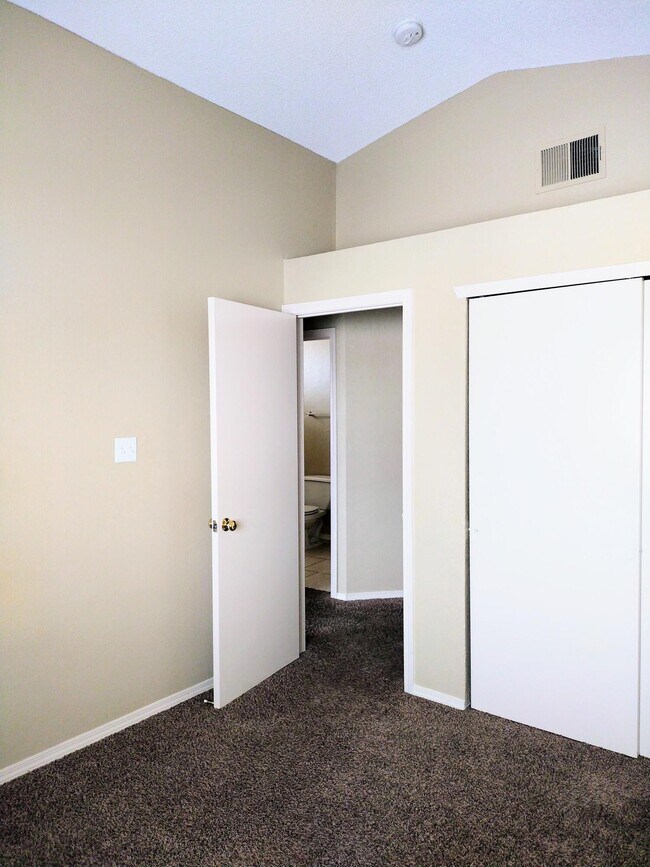 Building Photo - 4480 Loma Diamante Dr