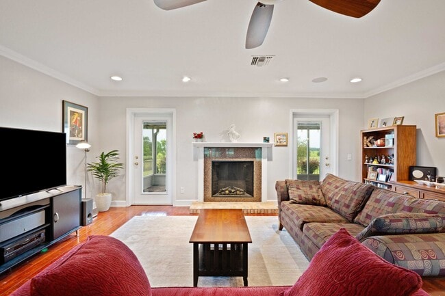 Building Photo - Country living close to everything - 3 bed...