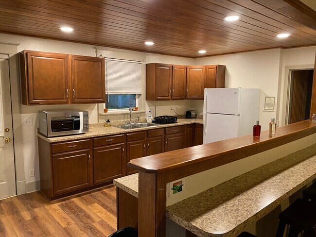 Building Photo - 33 Maple Ave