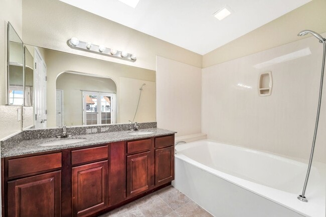 Building Photo - 2 Bedroom Condo!