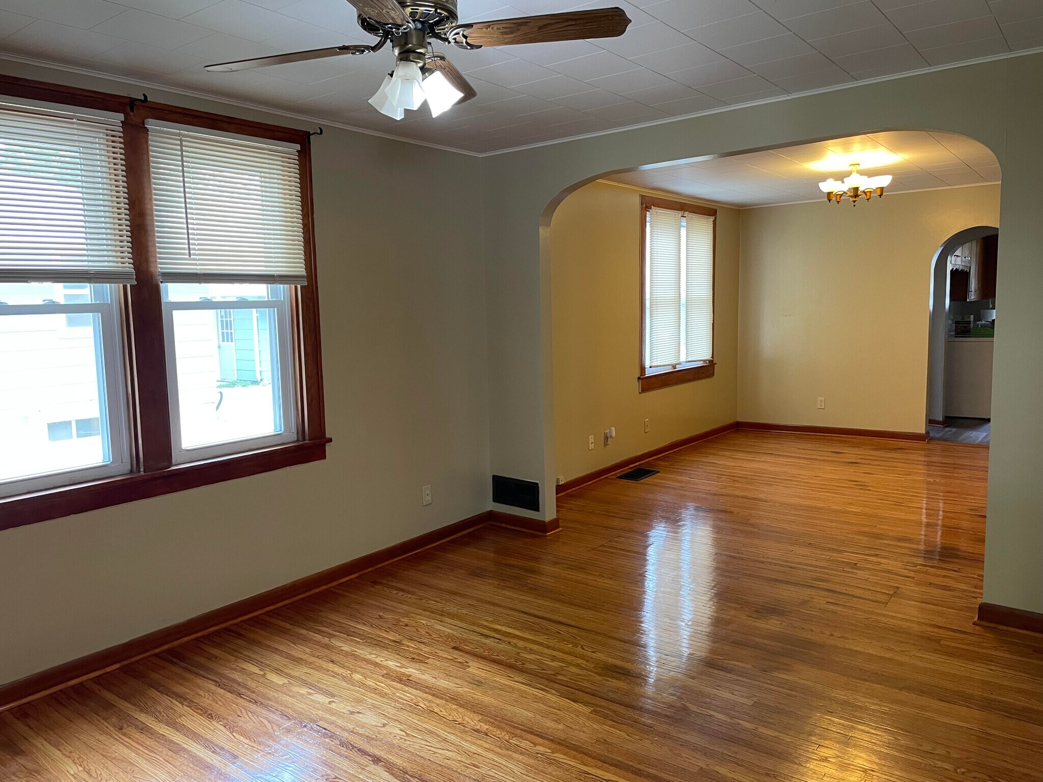Living room/dining room - 723 S Pennsylvania Ave
