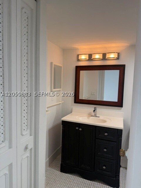 Building Photo - 3475 N Country Club Dr