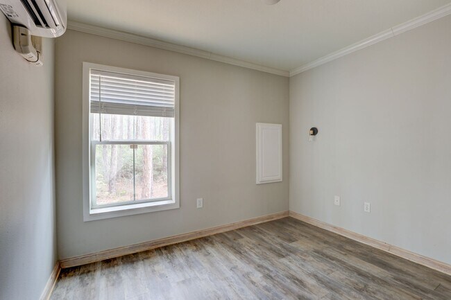 Building Photo - PRICE DEDUCTION! 1 Bedroom/ 1 Bathroom ava...