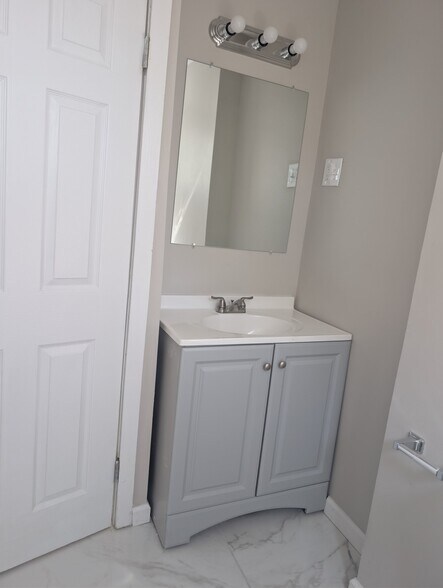 Building Photo - 500 Marion St