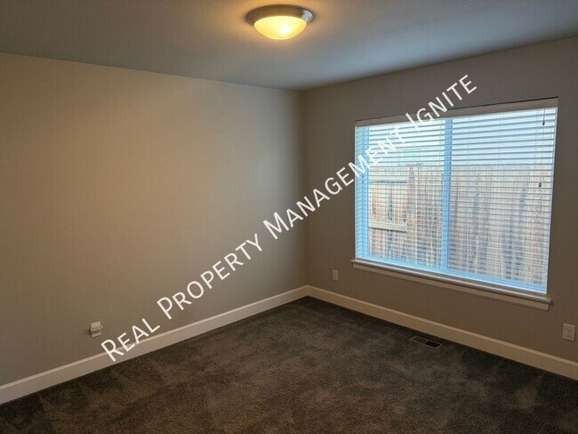 Building Photo - 451 NE Oak Ave