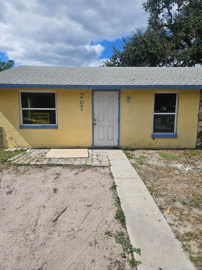 Building Photo - 2/1 DUPLEX