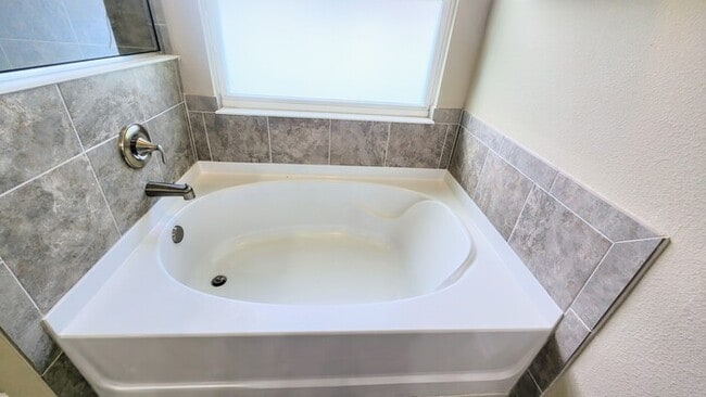 Building Photo - Charming 4-Bedroom Home in Middleburg with...